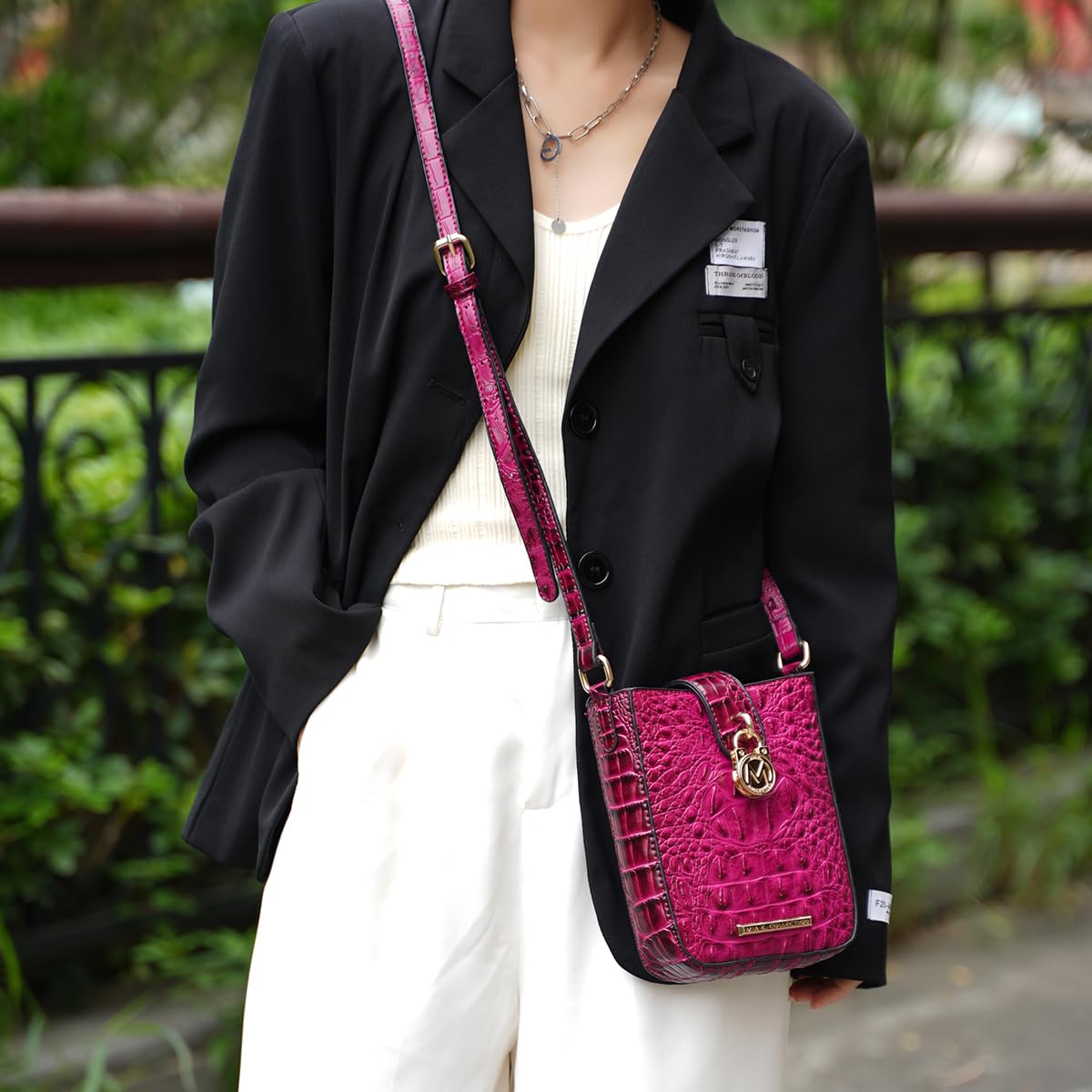 Women's Faux Crocodile Embossed Vegan Leather Crossbody Bag O1277