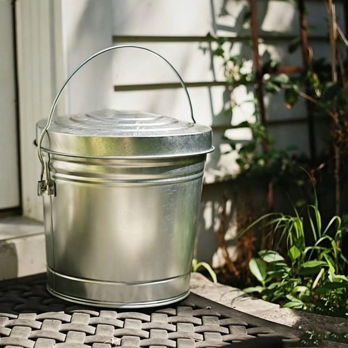 6 Gallon Galvanized Steel Locking Lid Storage Can U493775